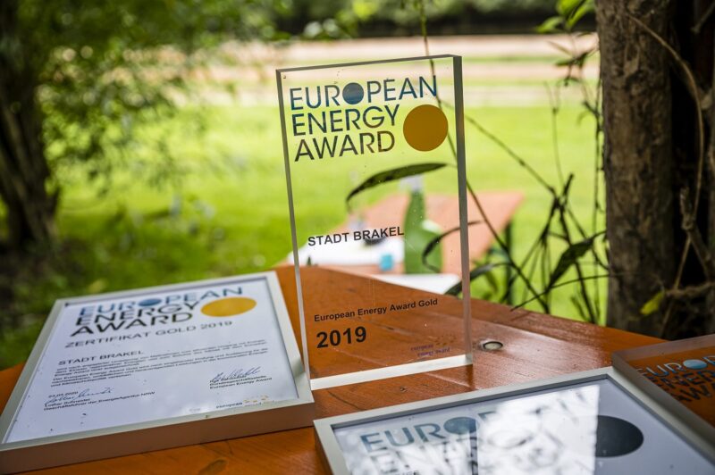 Zu sehen ist der European Energy Award für die Stadt Brakel.