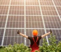 Zu sehen ist ein Arbeiter vor einer Photovoltaik-Anlage. Eurosolar will mit dem Sofortprogramm zur Beschleunigung der Energiewende Hindernisse für die Photovoltaik beseitigen.