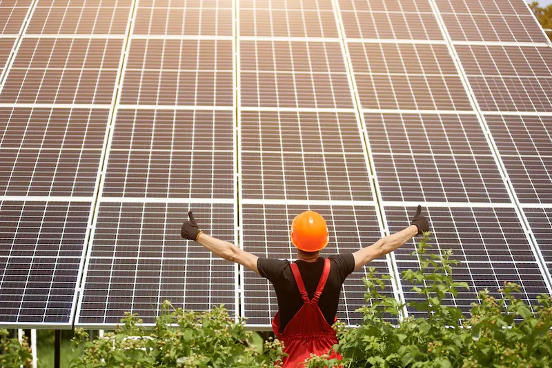 Zu sehen ist ein Arbeiter vor einer Photovoltaik-Anlage. Eurosolar will mit dem Sofortprogramm zur Beschleunigung der Energiewende Hindernisse für die Photovoltaik beseitigen.