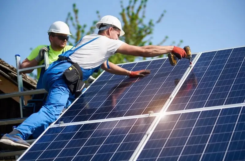 Zu sehen ist eine PV-Montage, wenn der versteckte Solardeckel nicht fällt, werden nur noch sehr kleine Photovoltaikanlagen installiert.