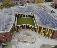 Zu sehen ist ein Projekt von Schuldachrevolution, Niederlande, an die der Europäische Solarpreis 2020 ging.