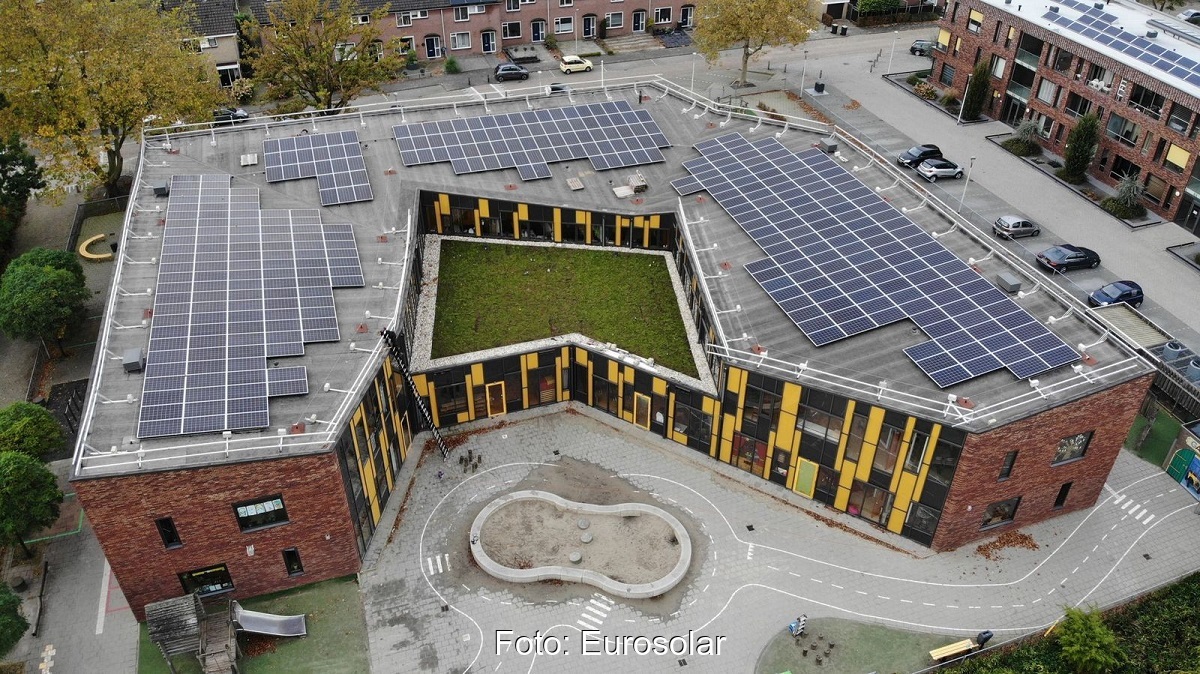 Zu sehen ist ein Projekt von Schuldachrevolution, Niederlande, an die der Europäische Solarpreis 2020 ging.
