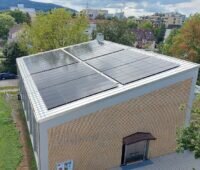 Zu sehen ist die Photovoltaik-Anlage auf dem Dach der Kreuzkirche in Freiburg, ein Projekt für Photovoltaik auf kirchlichen Gebäuden, bei dem die Evangelische Kirche Freiburg und KSE Energie kooperiert haben.