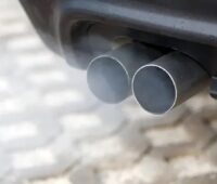 Im Bild ein Auspuff eines Autos, der CO2 ausstößt, laut Prüfbericht vom Expertenrat für Klimafragen hat der Verkehr das Klimaziel erneut verfehlt.