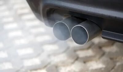 Im Bild ein Auspuff eines Autos, der CO2 ausstößt, laut Prüfbericht vom Expertenrat für Klimafragen hat der Verkehr das Klimaziel erneut verfehlt.
