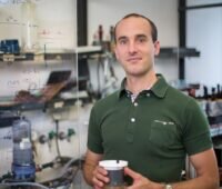 Der Wissenschaftler Julien Bachmann zeigt Prototyp einer Solarzelle aus dem 3D-Drucker.