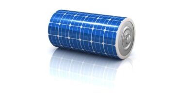 Im Bild eine handelsübliche Batterie mit PV-Bedeckung als Symbol für das Solarspeichermodul der FAU.