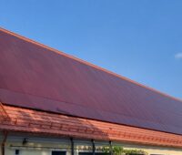 Zigelrote PV-Anlage auf dem Dach des Schlosses Blumenthal.