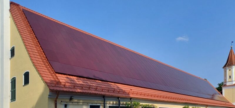 Zigelrote PV-Anlage auf dem Dach des Schlosses Blumenthal.