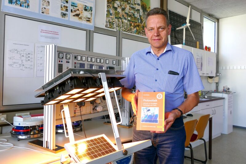 In der sechsten Auflage hat Konrad Mertens sein Photovoltaik-Lehrbuch mit aktuellen Entwicklungen der Solarenergie erweitert.