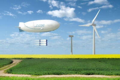 Grafik eines Luftschiffes mit darunter hängenden Rotorblättern im Anflug auf einen Windpark