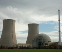 Zu sehen ist ein Atomkraftwerk, ob Atomkraft eine nachhaltige Energieerzeugung darstellt, ist umstritten.