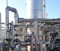 Zu sehen ist eine Biogasaufbereitungsanlage. Mit dem Förderaufruf Biomethan sollen Wege gefunden werden, wie Biogasanlagen für die Biomethanproduktion umgerüstet werden können.