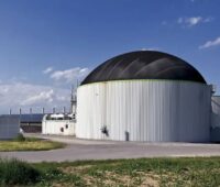 Zu sehen ist eine Biogas-Anlage, in der die Vergärung von Wirtschaftsdüngern stattfinden soll.