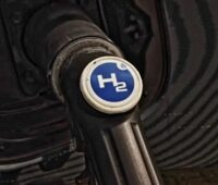 Zu sehen ist ein Autotank, der mit H2 geladen wird, als Symbol für die Empfehlungen zur Weiterentwicklung der Nationalen Wasserstoffstrategie vom FVEE.