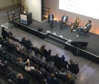 Podiumsdiskussion bei der FVEE-Tagung zur Energieforschung aus der Vogelperspektive fotografiert.