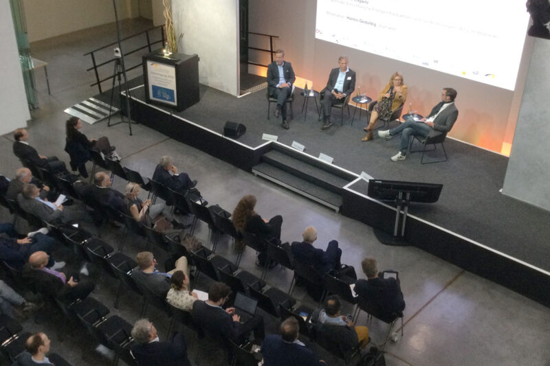 Podiumsdiskussion bei der FVEE-Tagung zur Energieforschung aus der Vogelperspektive fotografiert.
