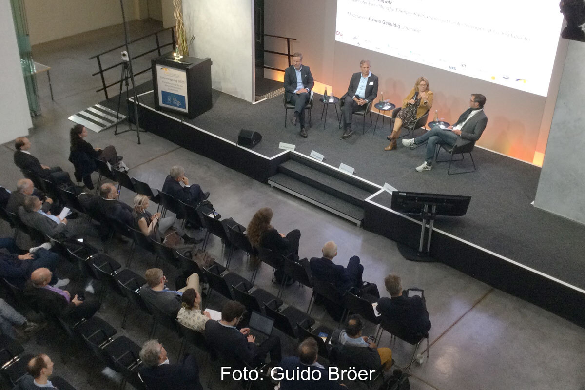 Podiumsdiskussion bei der FVEE-Tagung zur Energieforschung aus der Vogelperspektive fotografiert.