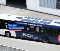 Im Bild der Bus der Stadtwerke Hof, der mit dem Solar Bus Kit von Sono Motors ausgestattet ist.