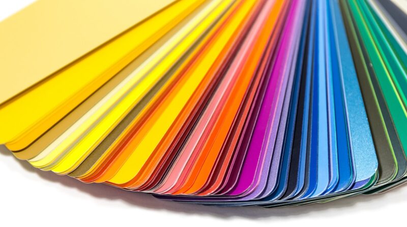 Im Bild eine Farbtafel mit viele Farbtönen, Kromatix-Solarglas ist in 10 Farben zu haben.