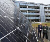 Im Bild der Besuch von Bundesbauministerin Klara Geywitz bei den Aktivsonnenhäuser der Fasa AG.