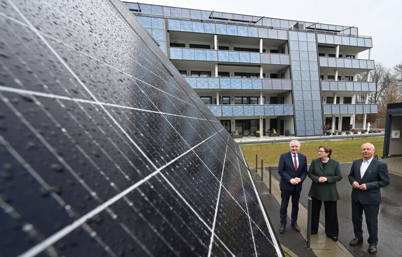 Im Bild der Besuch von Bundesbauministerin Klara Geywitz bei den Aktivsonnenhäuser der Fasa AG.