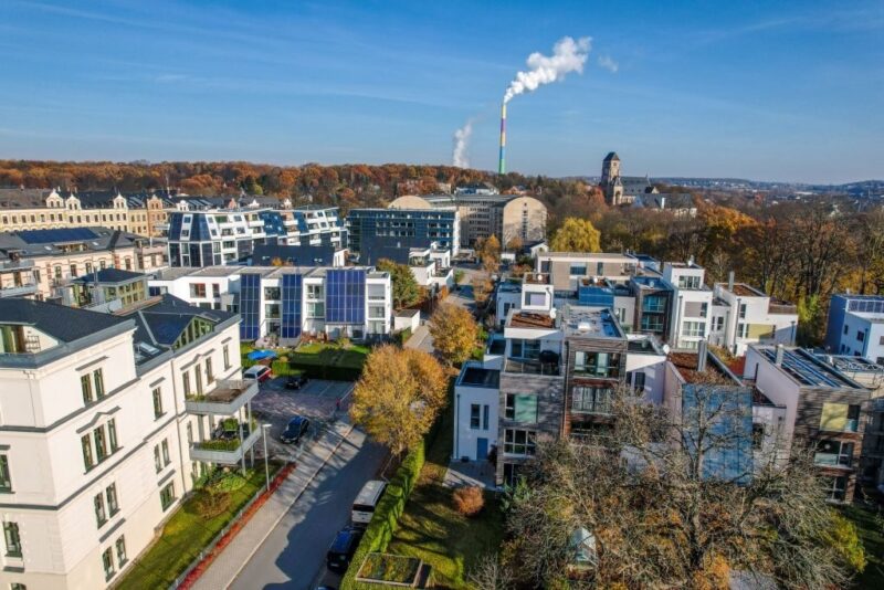 Zu sehen ist das Chemnitzer Schlossareal, eine Vorzeigesiedlung für Aktivsonnenhäuser