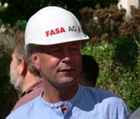 Zu sehen ist Fasa-Vorstand Ullrich Hintzen, der konsequent auf erneuerbare Energiekonzepte für Neubauten setzt.