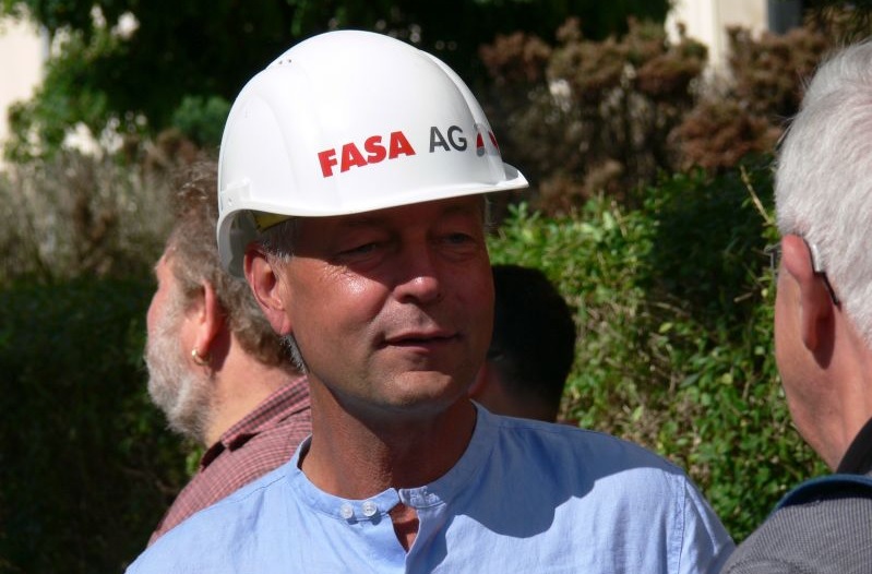 Zu sehen ist Fasa-Vorstand Ullrich Hintzen, der konsequent auf erneuerbare Energiekonzepte für Neubauten setzt.