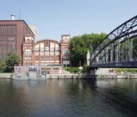 Blick über Kanal auf eine historische Fassade - Heizkraftwerk von Vattenfall für Fernwärme Berlin