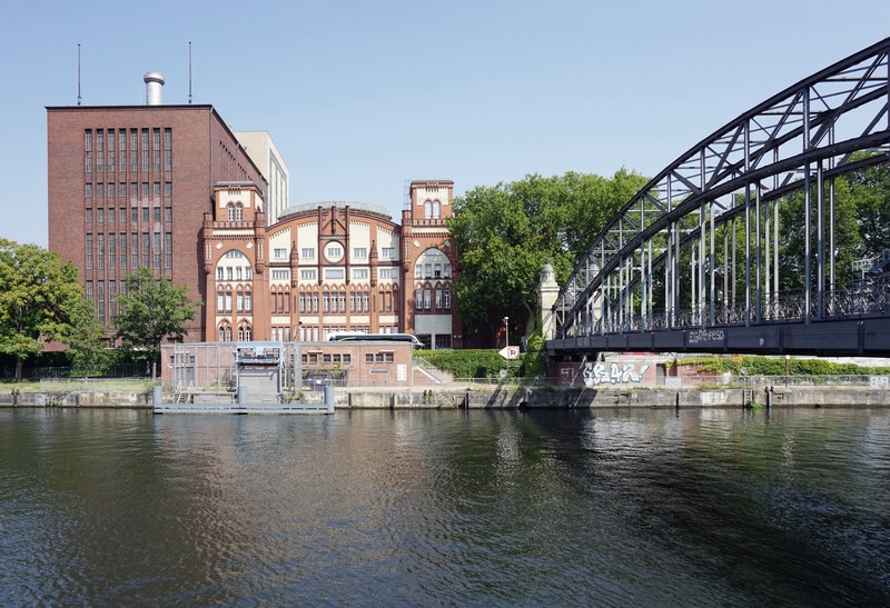 Blick über Kanal auf eine historische Fassade - Heizkraftwerk von Vattenfall für Fernwärme Berlin