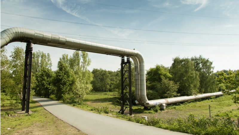 Zu sehen sind Fernwärmeleitungen, Iqony Wärme ist nun eine der drei Fernwärme-Einheiten der Steag Iqony Group.