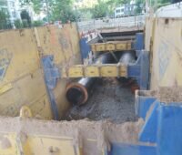 zwei große schwarze Leitungsrohre in einer Baugrube - Ausbau der Fernwärme.