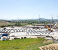 Ein Großstromspeicher im Bau, die Festlegung Marktintegration Speicher und Ladepunkte der Bundesnetzagentur ist für kleine und große Speicher relevant.