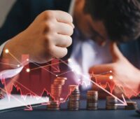 Ein Mann mit Geldmünzen und einer Kurve, die nach unten verläuft, als Symbol für die Finanzergebnisse von Meyer Burger für 2024.