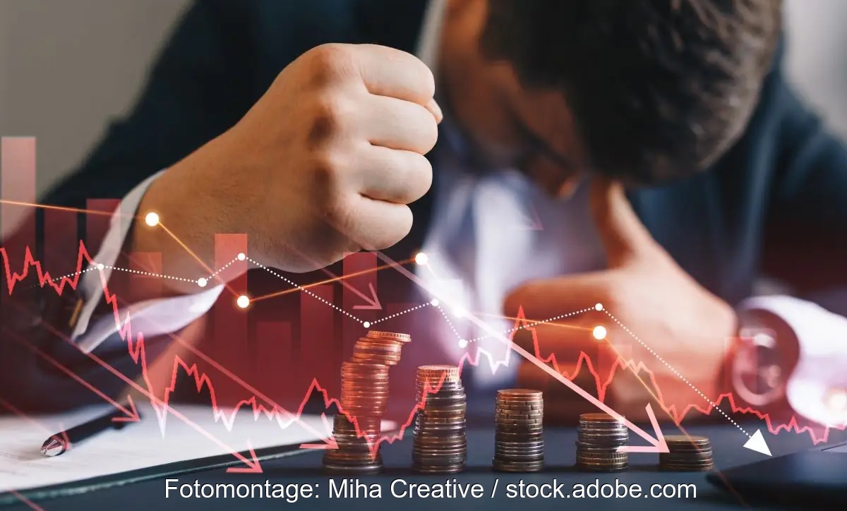 Ein Mann mit Geldmünzen und einer Kurve, die nach unten verläuft, als Symbol für die Finanzergebnisse von Meyer Burger für 2024.