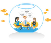Grafik zeigt drei Menschen in einem Goldfischglas, die miteinander reden und Goldfische außenrum. Symbol für Fishbowl-Diskussionsformat bei Barcamp Renewables 2023.