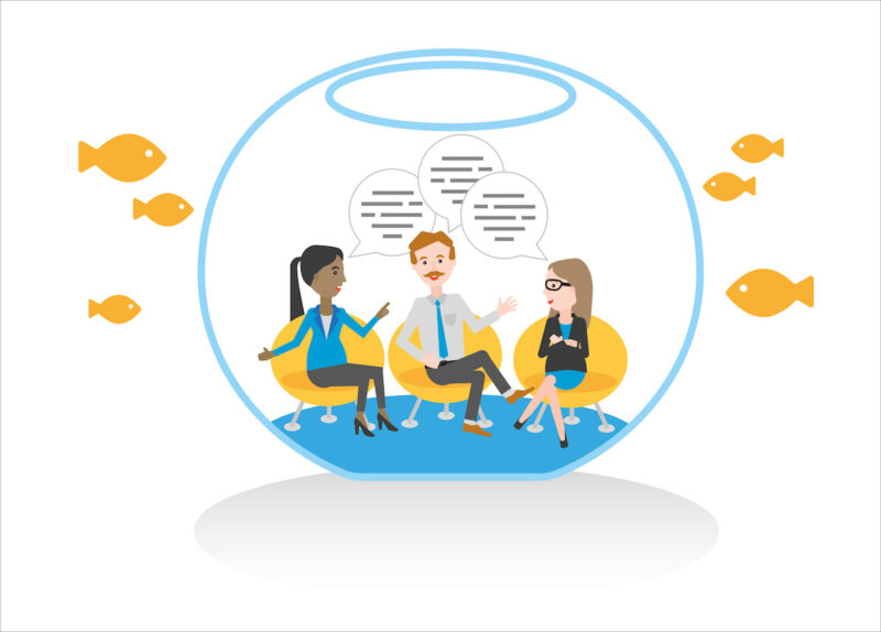 Grafik zeigt drei Menschen in einem Goldfischglas, die miteinander reden und Goldfische außenrum. Symbol für Fishbowl-Diskussionsformat bei Barcamp Renewables 2023.