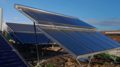 Bild zeigt Solarthermie-Anlage mit Vakuumröhren-Kollektoren und Flachkollektoren in einer Einheit kombiniert - Fernwärme-Erzeugung bei den Stadtwerken Wolmirstedt.