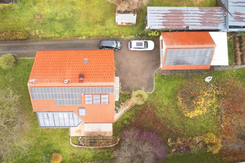 Luftaufnahme von zwei dörflichen Häusern mit PV-Dach