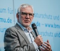 Zu sehen ist Jochen Flasbarth, Staatssekretär im Bundesumweltministerium, der eine EEG-Novelle mit höheren Ausbaupfaden für erneuerbare Energien angekündigt hat.