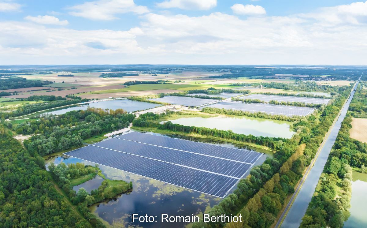 Menschlich angelegte Seenlandschaft mit einer schwimmenden PV-Anlage.