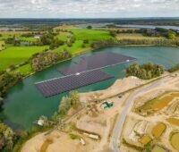 Luftbild eines Baggersees mit schwimmender PV-Anlage