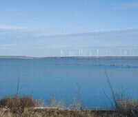 ein See, noch ohne Floating Photovoltaik, dafür mit Windpark am gegenüberliegenden Ufer