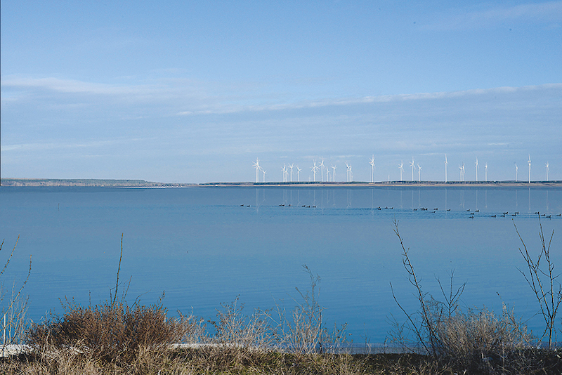 ein See, noch ohne Floating Photovoltaik, dafür mit Windpark am gegenüberliegenden Ufer