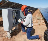 Ein Techniker im Solarpark, die Wartung von Photovoltaik-Anlagen übernehmen immer öfter externe Dienstleister.