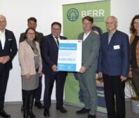 Gruppenbild zur Übergabe des Förderbescheids für Elektrolyseur (Bürgerenergieprojekt).