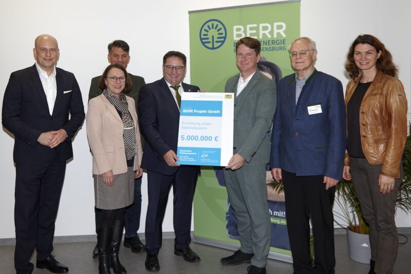 Gruppenbild zur Übergabe des Förderbescheids für Elektrolyseur (Bürgerenergieprojekt).