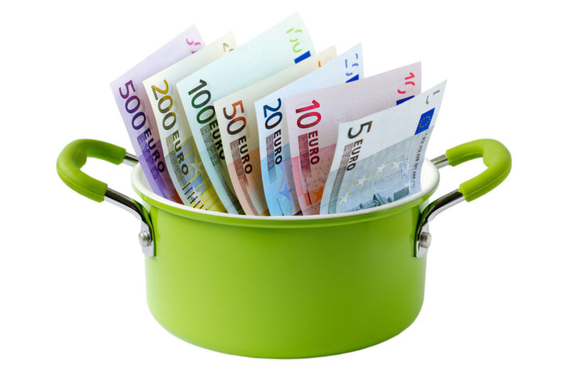 Symbolbild für BEG-Förderung der KfW: Grüner Kochtopf mit Euroscheinen