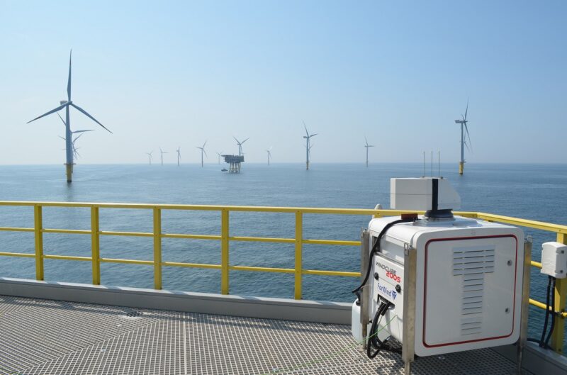Zu sehen ist ein Lasergerät mitten im Offshore-Windpark, mit dessen Hilfe die Leistung von Offshore-Windparks exakter vorhersehbar werden soll.